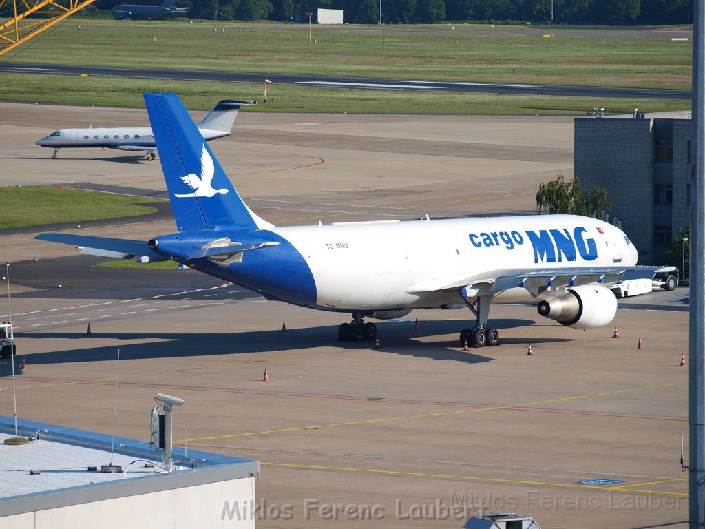 Lufthansa Airbus A 380 zu Besuch Flughafen Koeln Bonn P025.JPG
